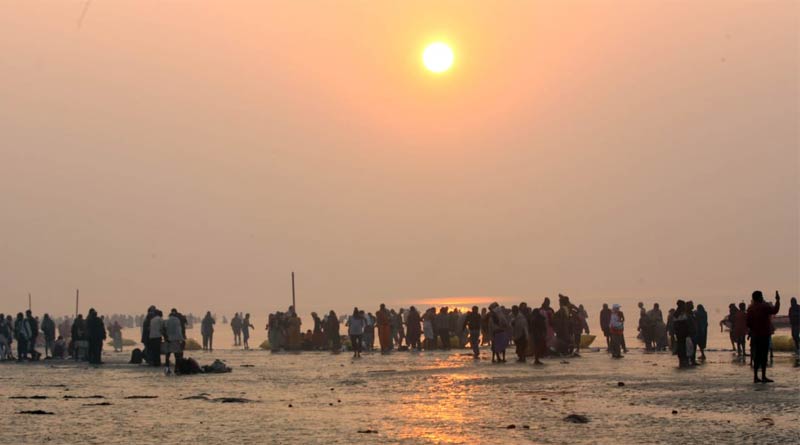 মোক্ষলাভের আশায় সাগরে ডুব, দেখুন মকর সংক্রান্তির পূণ্যস্নানের নানা মুহূর্ত