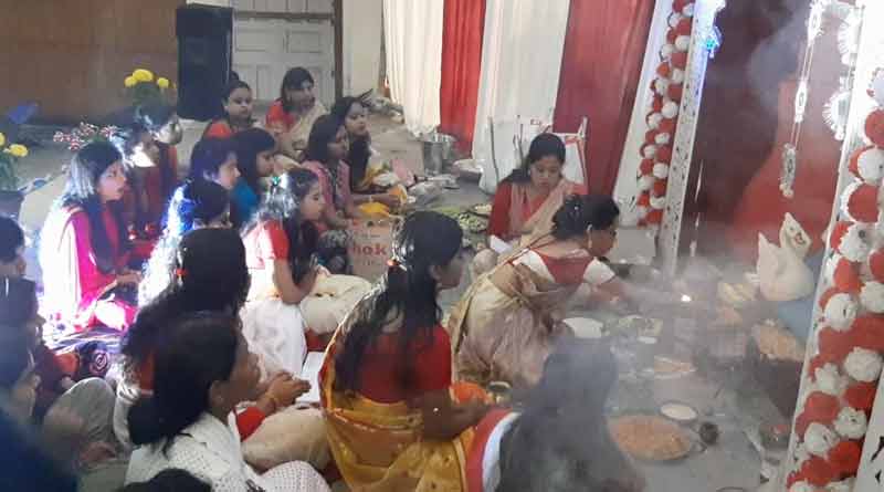 ছাত্রীরাই পুরোহিতের আসনে, দেড় দশক ধরে কলেজে প্রথাভাঙা পথে সরস্বতী বন্দনা