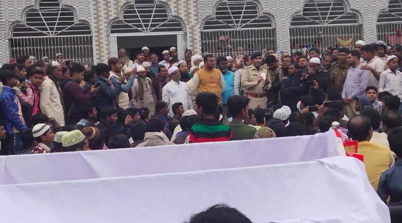 Local people showing agitation at Sahebnagar, sought arrest of murderer.