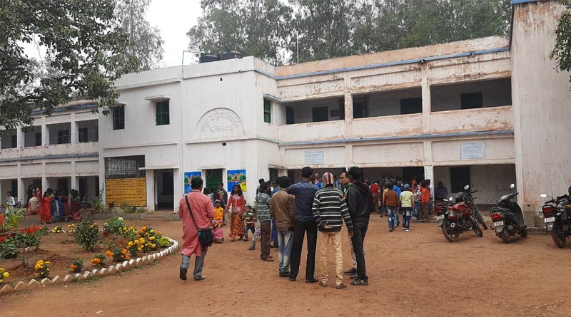 বাধার মুখে সিদ্ধান্ত বদল, ছাত্রীর বদলে রীতি মেনে স্কুলে পুরোহিতই সারলেন সরস্বতী পুজো