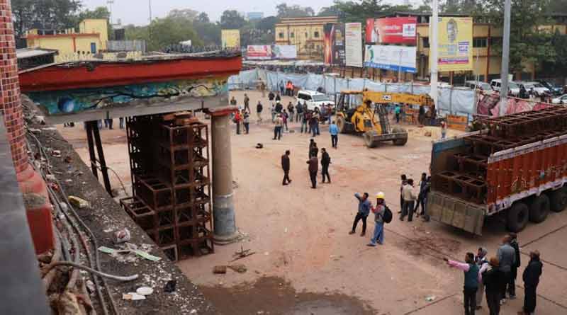 দুর্ঘটনার পর যাত্রীদের পাশে রাজ্যের মন্ত্রী, রাত কাটালেন বর্ধমান স্টেশনেই