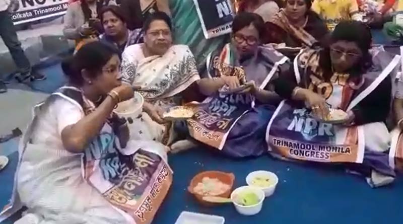 কৈলাসের মন্তব্যের প্রতিবাদ, ধর্মতলার ধরনামঞ্চে বসে চিঁড়ে খেলেন তৃণমূল নেত্রীরা