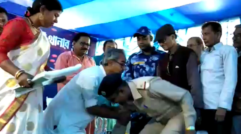 পুলিশের পোশাক পরে মন্ত্রীর পায়ে হাত দিয়ে প্রণাম, বিতর্কে রামপুরহাট থানার ASI