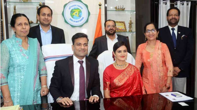 বাধা নয় দূরত্ব বা ব্যস্ততা, কাজের ফাঁকে অফিসেই বিয়ে সারলেন IAS-IPS দম্পতি