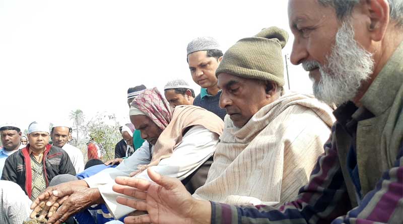 সাম্প্রদায়িক সম্প্রীতির নজির, মুসলমান প্রতিবেশীর কবরে মাটি দিলেন হিন্দুরা