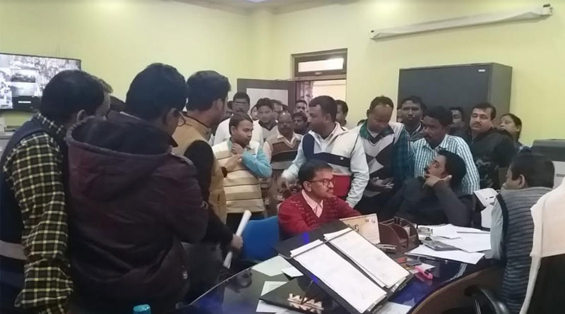 স্থায়ীকরণের দাবিতে কর্মী বিক্ষোভে উত্তাল গৌড়বঙ্গ বিশ্ববিদ্যালয়, ঘেরাও ডেপুটি কন্ট্রোলার