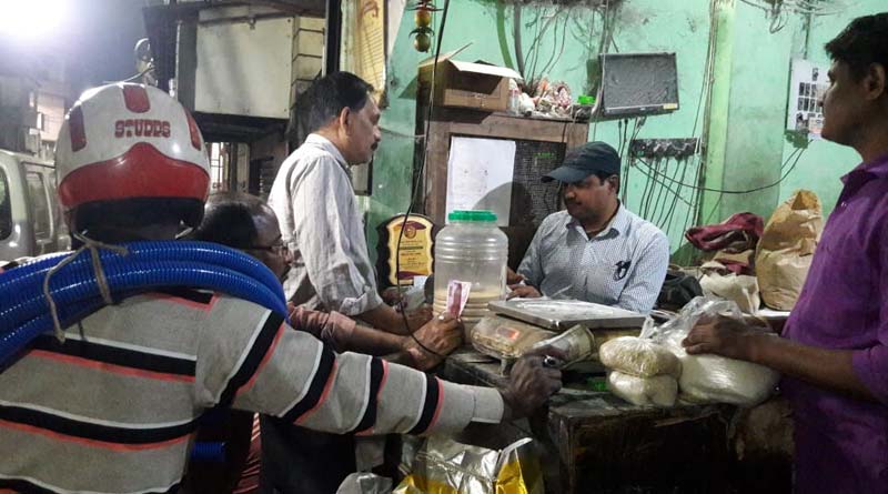 দুঃস্থদের পৌঁছে দেন চাল-ডাল-আটা, তৃণমূলের সমর্থনে পুরভোটে লড়তে চান ‘রেশন ভজা’