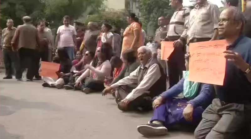Residents of Delhi hold protest against anti-CAA protests in ShaheenBagh.