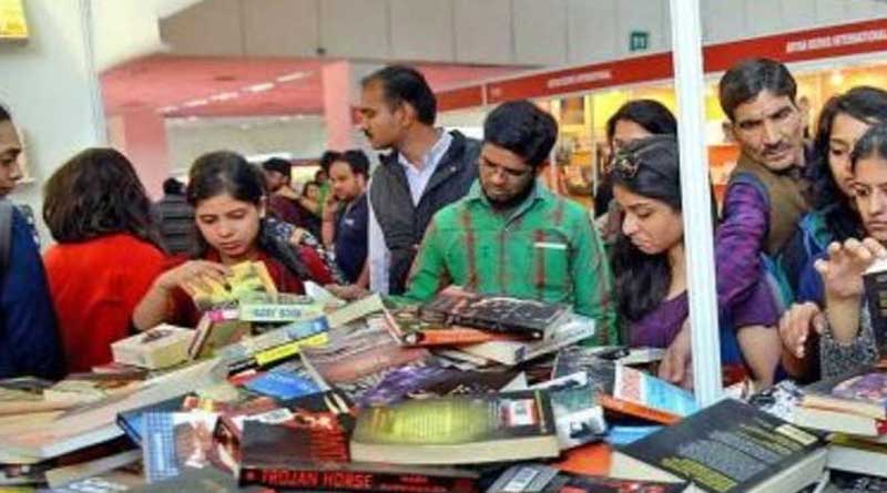 শিক্ষকের পুস্তকপ্রেমের নজির, বইমেলাতেই খরচ করে ফেললেন আড়াই লক্ষ টাকা!