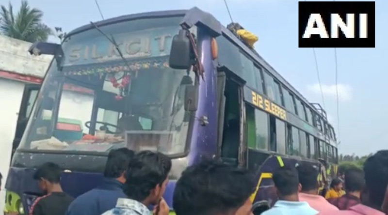 চলন্ত বাসে ঠেকল হাইটেনশনের তার, বিদুৎপৃষ্ট হয়ে মৃত কমপক্ষে ৬