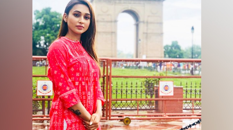 নিজের সংসদীয় এলাকার পুলিশদের পাশে মিমি, খাবারের প্যাকেট বিতরণ সাংসদের