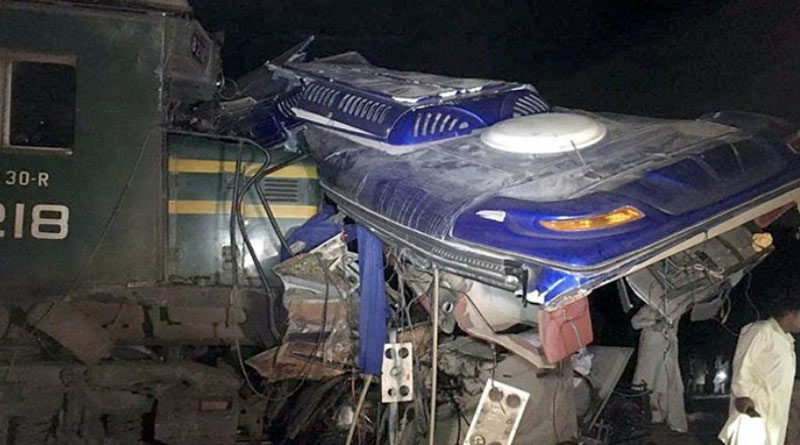 পাকিস্তানে যাত্রীবোঝাই বাসে ধাক্কা মারল ট্রেন, মৃত কমপক্ষে ৩০