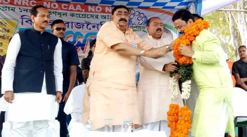 ‘বাচ্চা ছেলেরা বহিরাগতদের লাঠিপেটা করলে আপনাদের কী দোষ?’ ফের বেফাঁস অনুব্রত