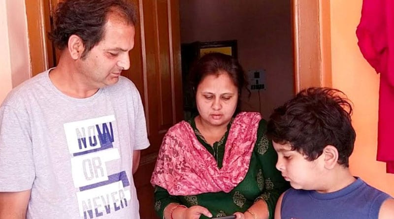 লকডাউনে দুস্থদের ত্রাতা ‘কাশ্মীরি দাদা’, বাড়ি বাড়ি পৌঁছে দিচ্ছেন খাদ্যসামগ্রী