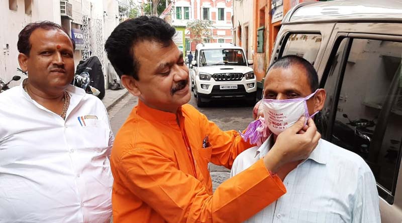 করোনা সচেতনতা বাড়াতে রাস্তায় বঙ্গ বিজেপি, ‘মোদি মাস্ক’ বিলি করলেন নেতারা