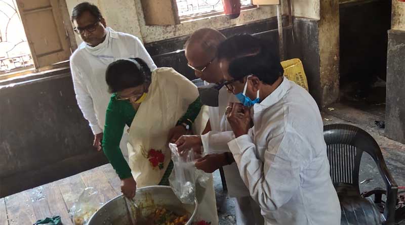 ভবঘুরেদের জন্য নিজের হাতে রান্না, পুলিশের সাহায্যে খাবার বিতরণ সঞ্জয়-স্মিতার
