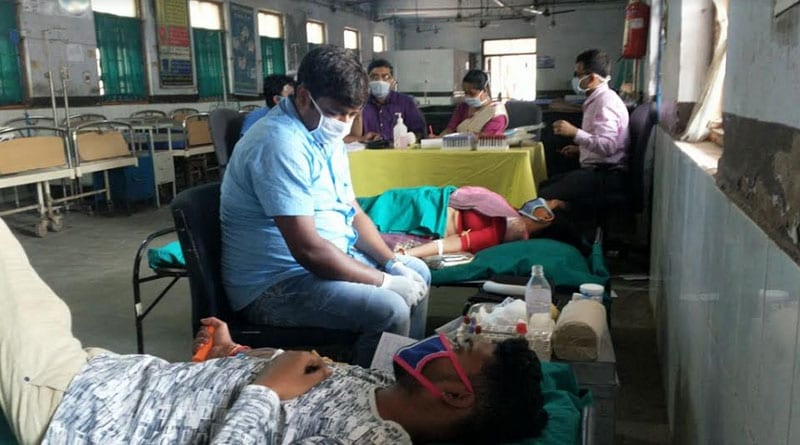 মৃত্যুভয়ের মধ্যেও সমাজসেবা, বনগাঁয় চিকিৎসকের ডাকে সাড়া দিয়ে রক্তদান ২৫ জনের