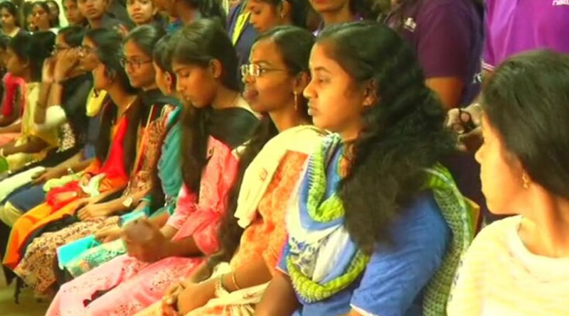 ক্যানসার রোগীদের চুল দান, নারী দিবসের আগে কলেজ ছাত্রীদের উদ্যোগকে কুর্নিশ নেটদুনিয়ার