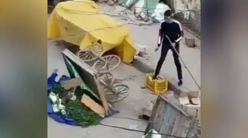 লকডাউনে সবজির গাড়িতে ব্যাপক ভাঙচুর, ভাইরাল পুলিশকর্মীর ‘দাদাগিরি’