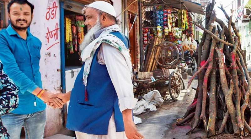 মুসলমানের গালে আবির লাগালেন হিন্দুরা, হিংসা পরবর্তী দিল্লি দেখল সম্প্রীতির হোলি