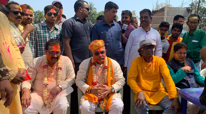 দোলের সকালে জনসংযোগ, কচিকাঁচাদের হাতে আবির মাখলেন দিলীপ ঘোষ