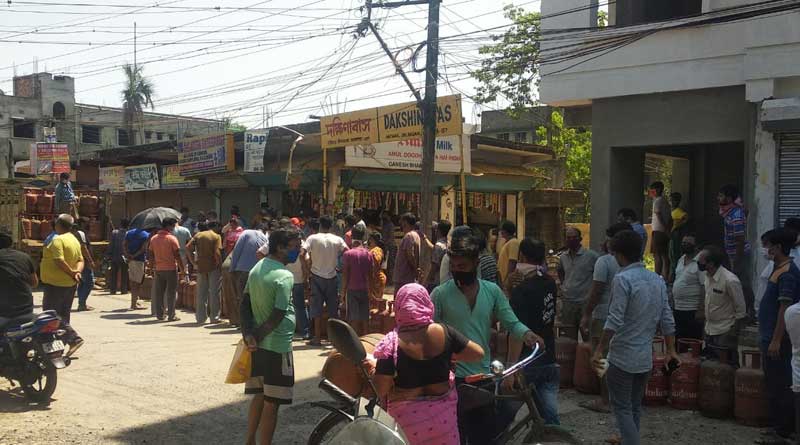 বাড়ি যাবেন না ডেলিভারি বয়রা, গ্যাস সিলিন্ডার নিতে ভিড় রাস্তায়
