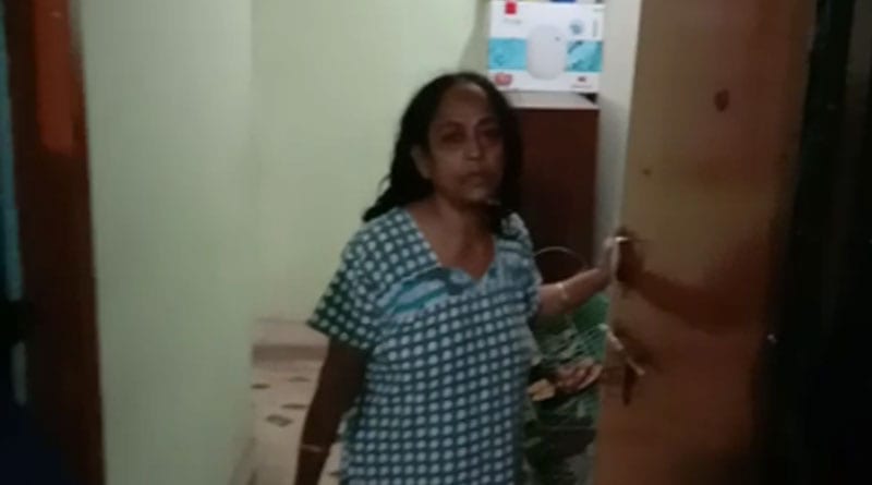 লকডাউনে একাকী বৃদ্ধার ভাঁড়ারে টান, রসদ পৌঁছে দিলেন পুলিশকর্তা