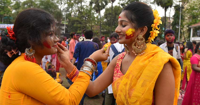 People of West bengal celebrate the festival of Colour amid Corona scare