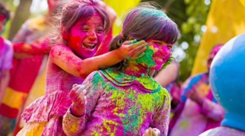 Here are some differences between Dolyatra and Holi