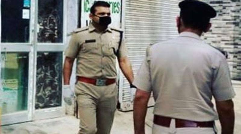 ‘সত্যিকারের হিরো’, পুলিশের উর্দিতে রাস্তায় নেমে করোনা প্রতিরোধ বিশ্বকাপজয়ী ক্রিকেটারের