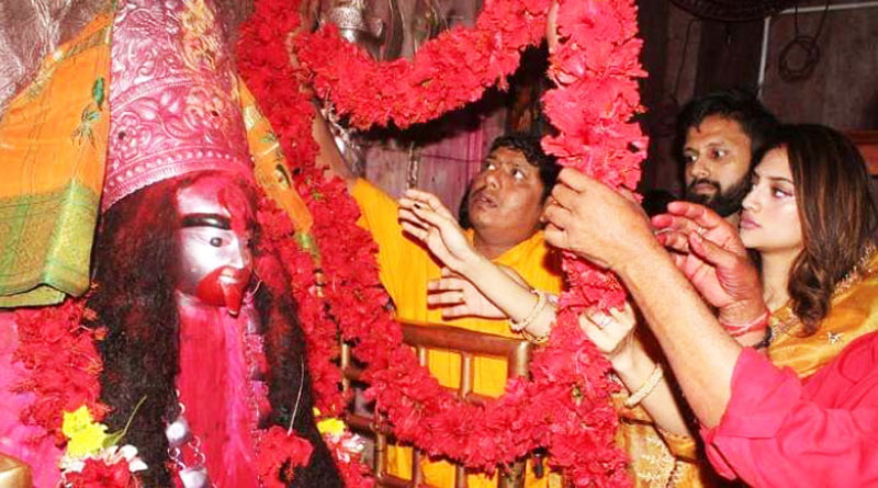 মৌলবাদীদের রক্তচক্ষু উপেক্ষা করে স্বামীর সঙ্গে তারাপীঠে পুজো দিলেন সাংসদ নুসরত