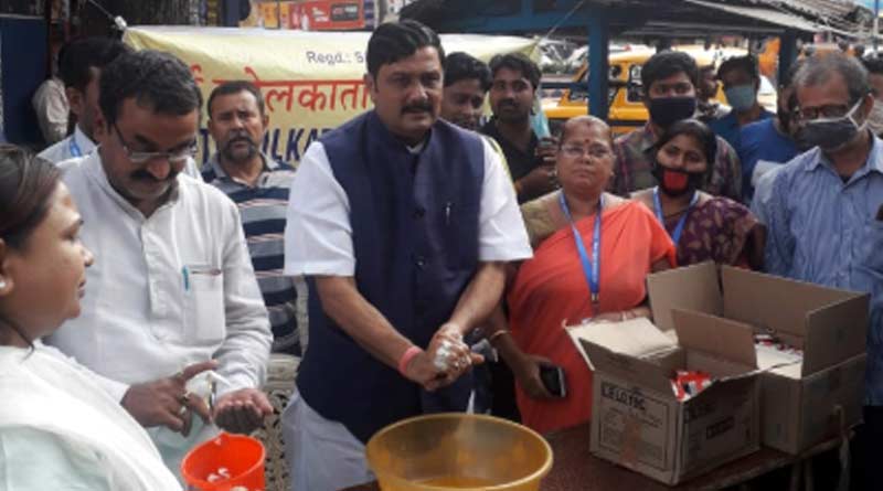 লকডাউনকে তোয়াক্কা না করে রাস্তায় নেমে করোনা সতর্কতায় প্রচার, বিতর্কে রাহুল সিনহা
