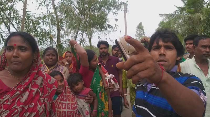 মিড ডে মিলের চাল-ডাল চুরি করে বিক্রি! ICDS কর্মীকে বেধড়ক মার স্থানীয়দের