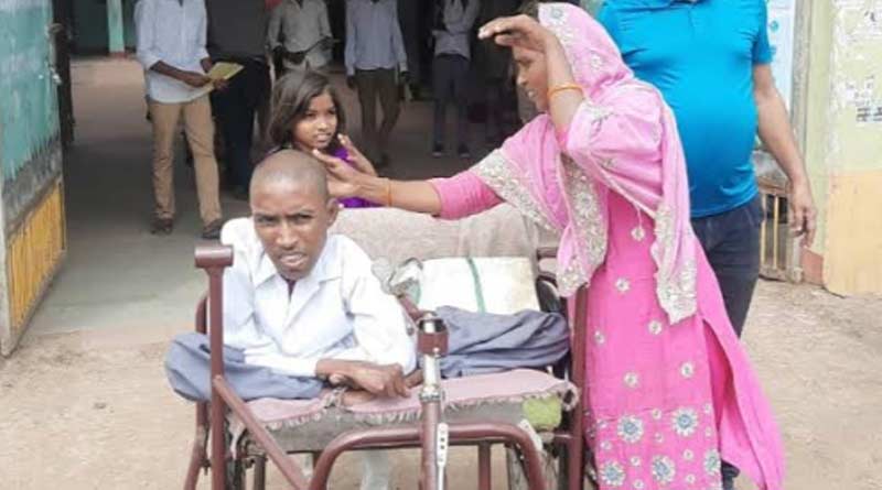 মূলধন অদম্য জেদ, টোটোয় হুইলচেয়ার বেঁধে পরীক্ষাকেন্দ্রে উচ্চ মাধ্যমিক পরীক্ষার্থী