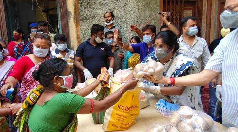 Corona: Minister Sashi Panja distributes ration among sex workers