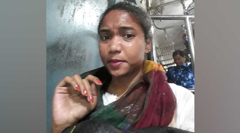 চলন্ত ট্রেনে তরুণীকে লক্ষ্য করে ছোঁড়া হল প্রস্রাব! দোলের দিনে নিন্দনীয় ছবি পার্ক সার্কাসে