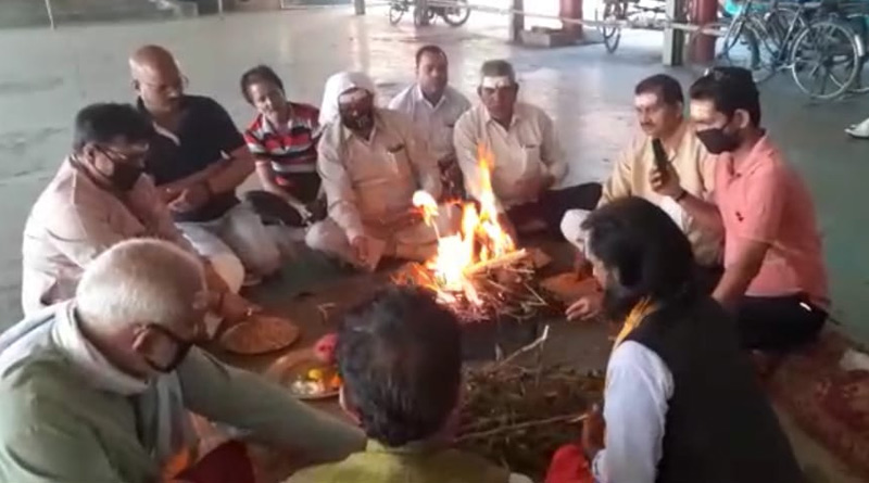 করোনা ঠেকাতে যজ্ঞ বার্নপুরে, মুখে মাস্ক পরেই পুজোয় বসলেন পুরোহিতরা