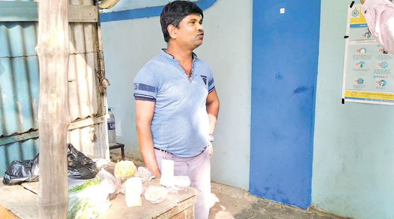 বেলেঘাটা আইডির সামনে ঢালাও বিকোচ্ছে করোনার ‘ওষুধ’, প্রতারককে তাড়াল পুলিশ