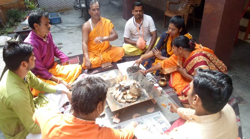 করোনার থেকে বাঁচতে মহামৃত্যুঞ্জয় যজ্ঞ, সংক্রমণ এড়ানোর রক্ষাকবচ দিচ্ছেন জ্যোতিষীরা