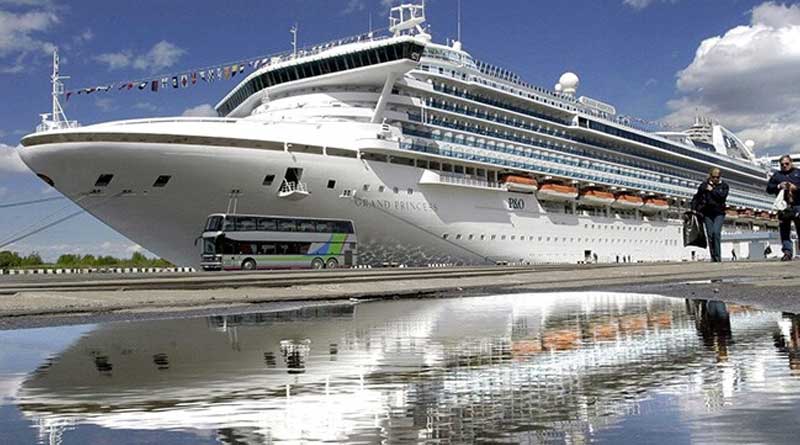 Passengers from cruiz ship Grand Princess at USA beg to get off
