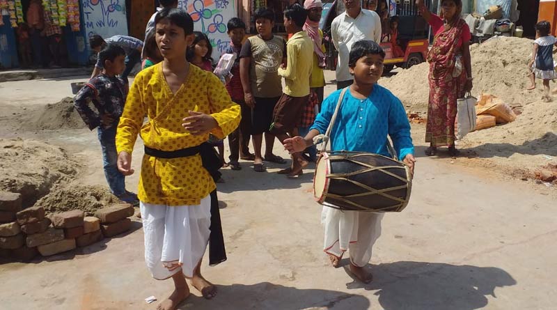 হাতিয়ার ঝুমুর গান, পুরুলিয়ার রাস্তায় করোনা সচেতনতার বার্তা দিচ্ছে গুপি-বাঘা