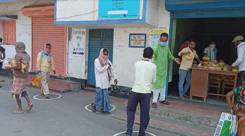 করোনা আবহেও জনসংযোগ, স্বাস্থ্যবিধি মেনেই প্রান্তিকদের খাদ্যসামগ্রী দিচ্ছেন বিধায়করা
