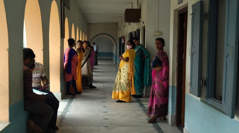 করোনা সংক্রমণের আশঙ্কা উড়িয়ে মার্কশিট বিলি, বিতর্কে তেহট্টের স্কুল