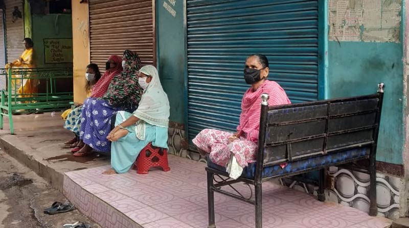 করোনার কোপে লাটে ব্যবসা, মুখে মাস্ক পরে খদ্দেরের অপেক্ষায় যৌনকর্মীরা