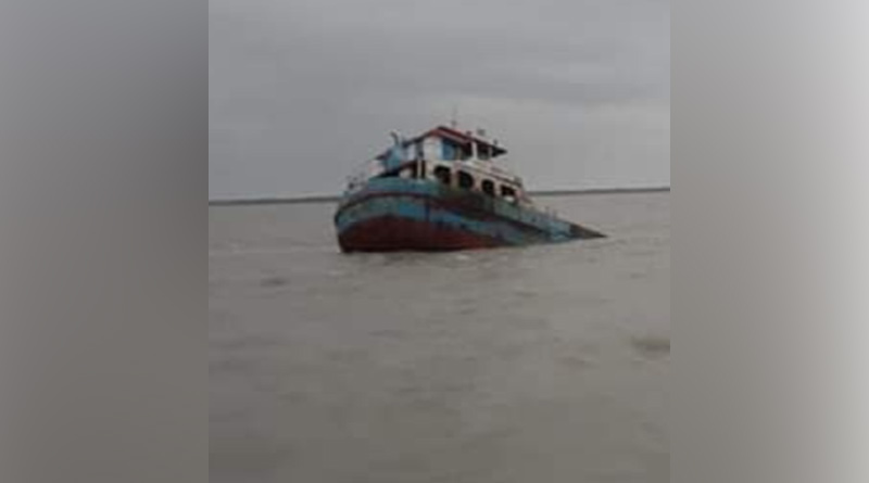 Bangladeshi burge loaded with flyash sinks into the river near Budgebudge