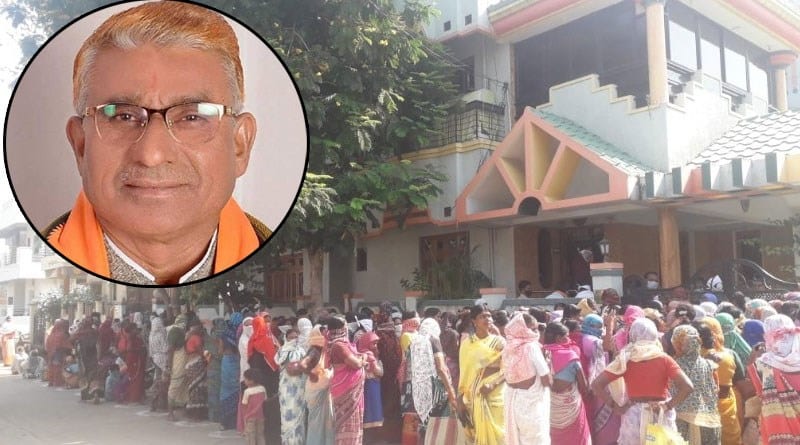 চুলোয় ‘সামাজিক দূরত্ব’! জন্মদিনে ভিড় জমিয়ে রেশন বিলি করলেন বিজেপি বিধায়ক