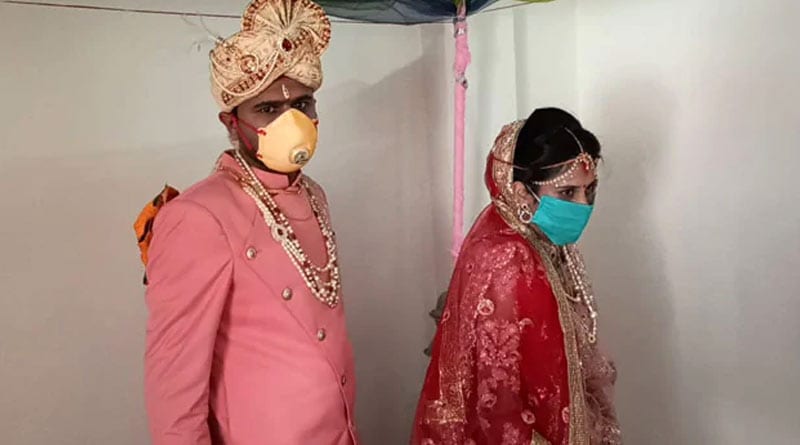 মুখে মাস্ক, মুক্তোর হার দিয়ে মালাবদল! করোনা আবহে ব্যতিক্রমী বিয়ের সাক্ষী নবদম্পতি