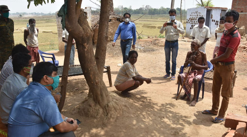 লকডাউনে রেশন মিলছে তো? খোঁজ নিতে পুরুলিয়ার প্রত্যন্ত গ্রামে খোদ জেলাশাসক