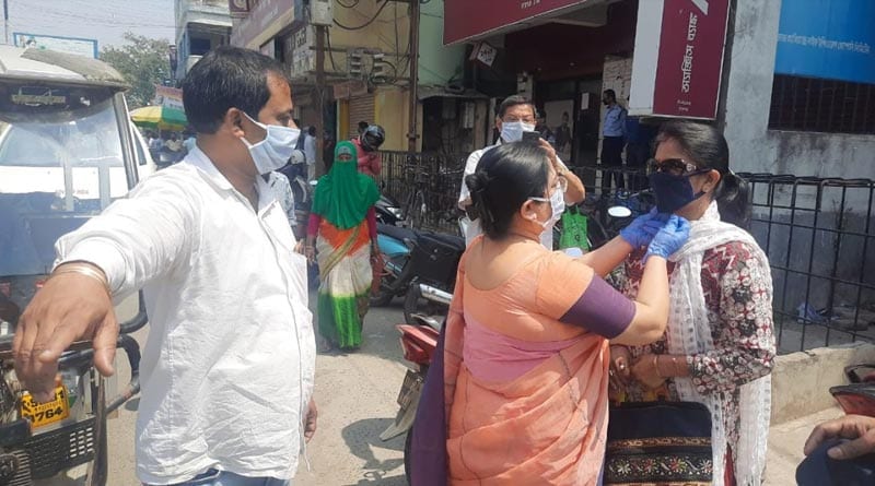 লকডাউনের মধ্যেই রায়গঞ্জে মাস্ক বিলি দেবশ্রী চৌধুরির, নিন্দায় সরব বিরোধীরা