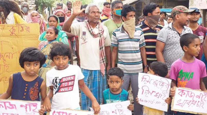 ‘কাজ নেই, খাব কী?’, পোস্টার হাতে ডোমকলে রাজ্য সড়কে বিক্ষোভে আট থেকে আশি